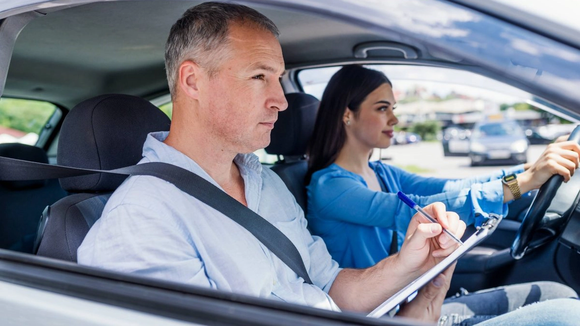 Scandal sexual la o școală de șoferi. Un profesor este acuzat că pipăia elevii. Instructorul în cauză dă vina pe alt coleg