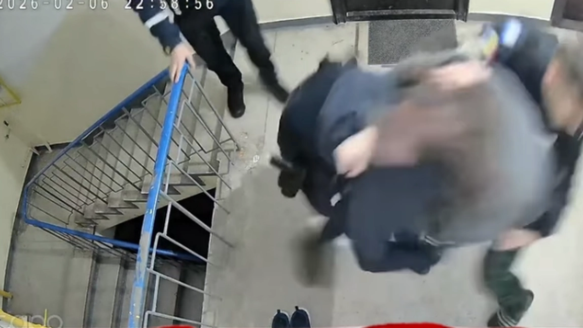 Doi polițiști încearcă să imobilizeze un bărbat, dar nu reușesc. Imaginile au devenit virale - VIDEO