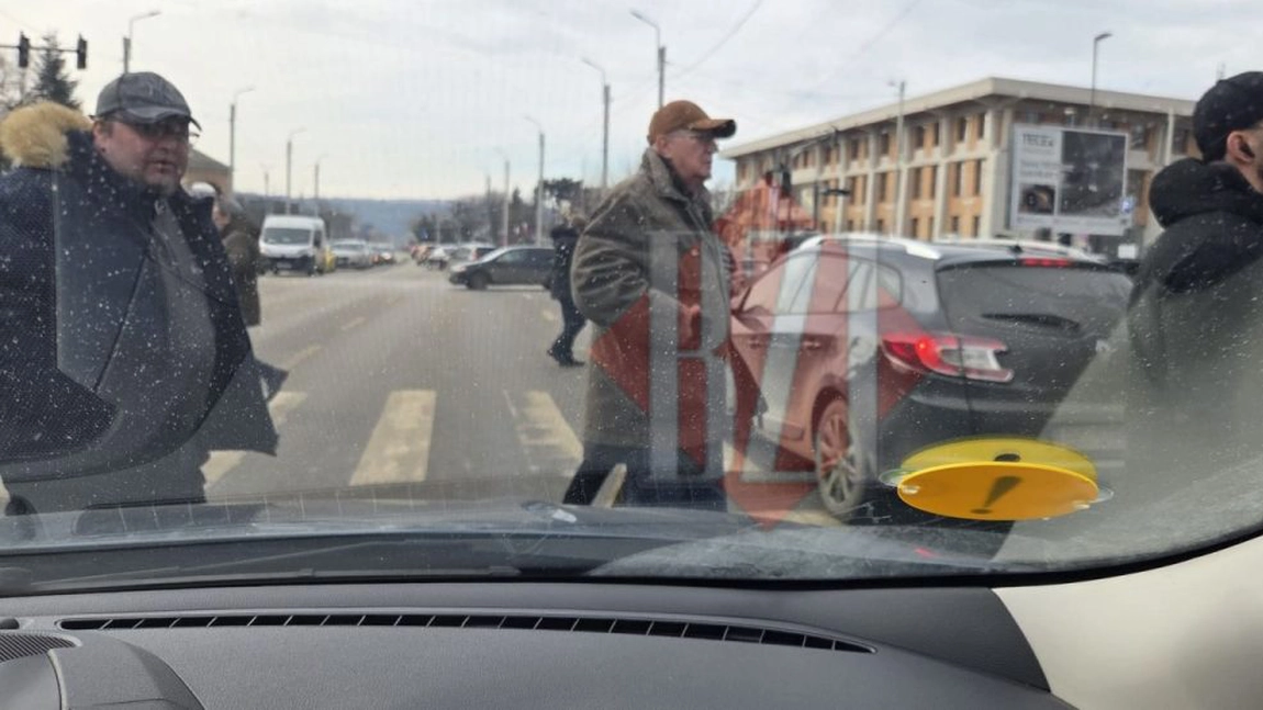 Scenă incredibilă în centrul orașului: Un șofer a oprit pe trecerea de pietoni