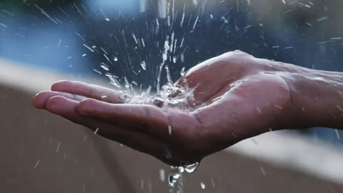 Românii trebuie să plătească taxă pe apa de ploaie! Cine este obligat să dea banii și de ce! 