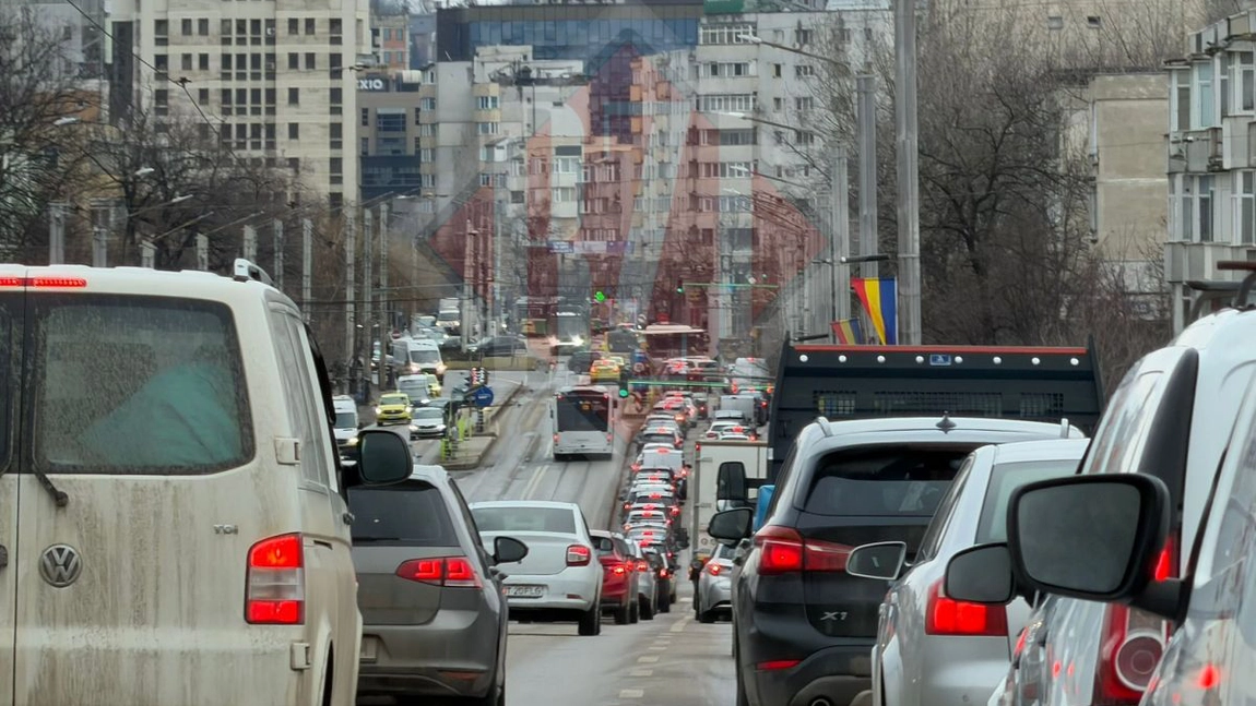 Traficul în Podu Roș este blocat. Sute de mașini, într-un rând uriaș - VIDEO