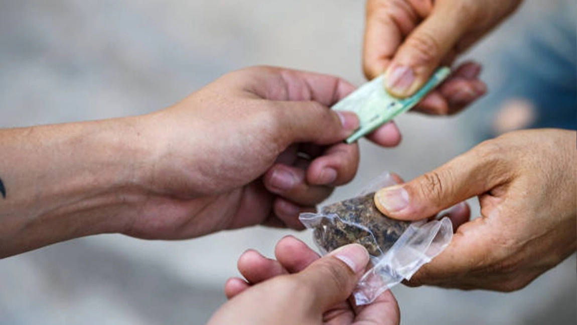 Un traficant de droguri din Iași vrea tratament medical! S-a săturat de arestul la domiciliu!