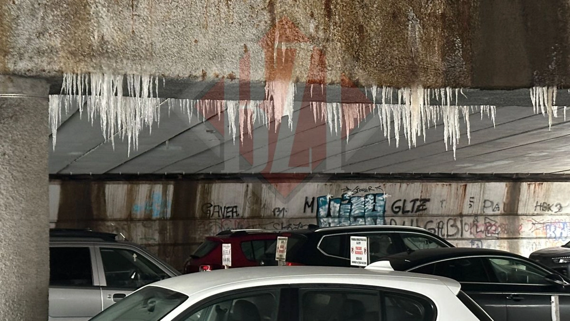 Degajare de țurțuri sub pasajul Nicolina din Iași. Pompierii au intervenit cu autospeciale pentru salvări la înălțime - VIDEO