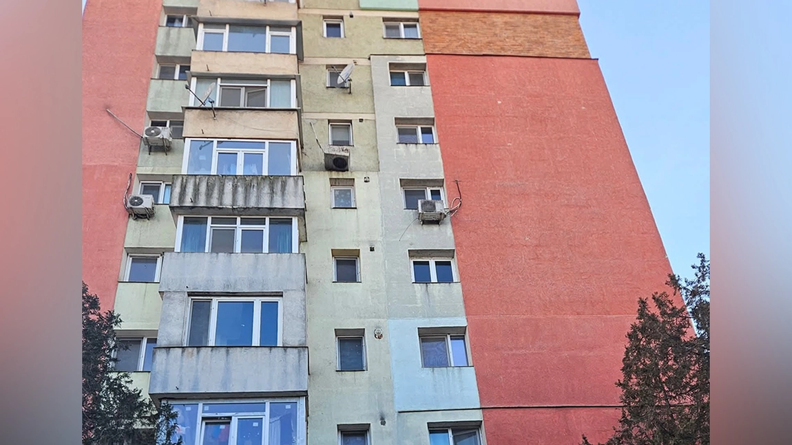 Pericol pe aleea Nicolina din Iași! Un aparat de aer condiționat stă să cadă de la înălțime. Pompierii au intervenit