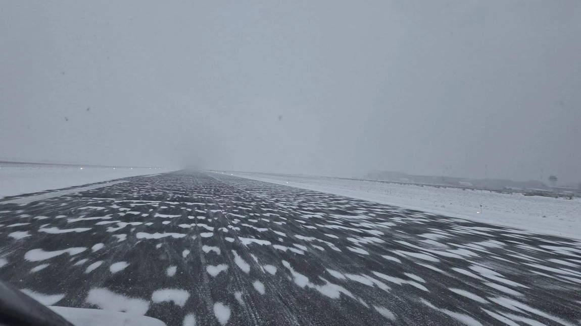 Aeroportul Iași funcționează normal în ciuda ninsorii abundente! Echipele de deszăpezire lucrează la foc continuu