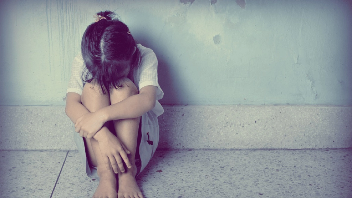 Copilă de 12 ani, violată de fratele ei mai mare! Tânărul din Botoșani a obligat-o să îi trimită și fotografii în ipostaze sexuale