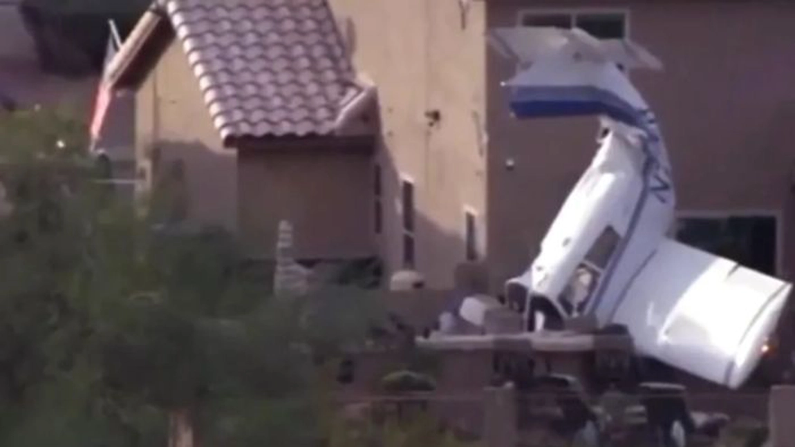 Tragedie aviatică! Avion prăbuşit într-un cartier rezidenţial