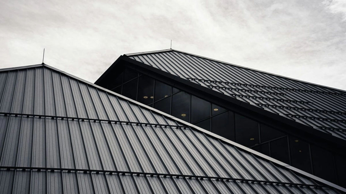 Tablă cutată sau tablă zincată? Alegerea care îți influențează acoperișul pe termen lung
