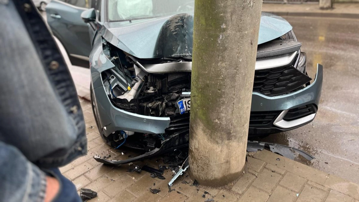 Accident pe strada Ciric din Iași. Un șofer a intrat cu mașina într-un stâlp