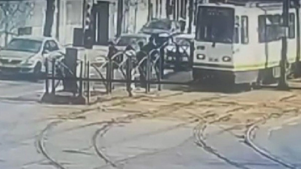 Accident grav în București: trei minori loviți de o mașină scăpată de sub control lângă un refugiu de tramvai