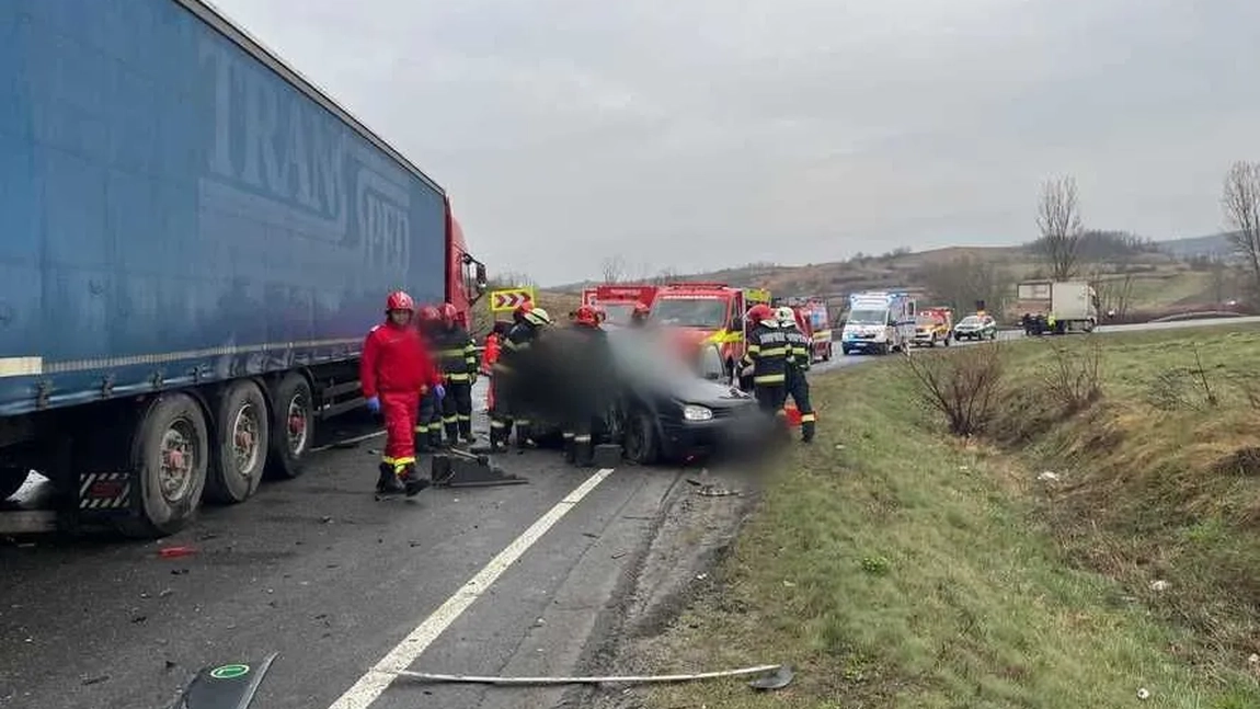 Tragedie pe șosea! Cinci bărbați au murit încarcerați după o coliziune violentă între un autoturism și două camioane