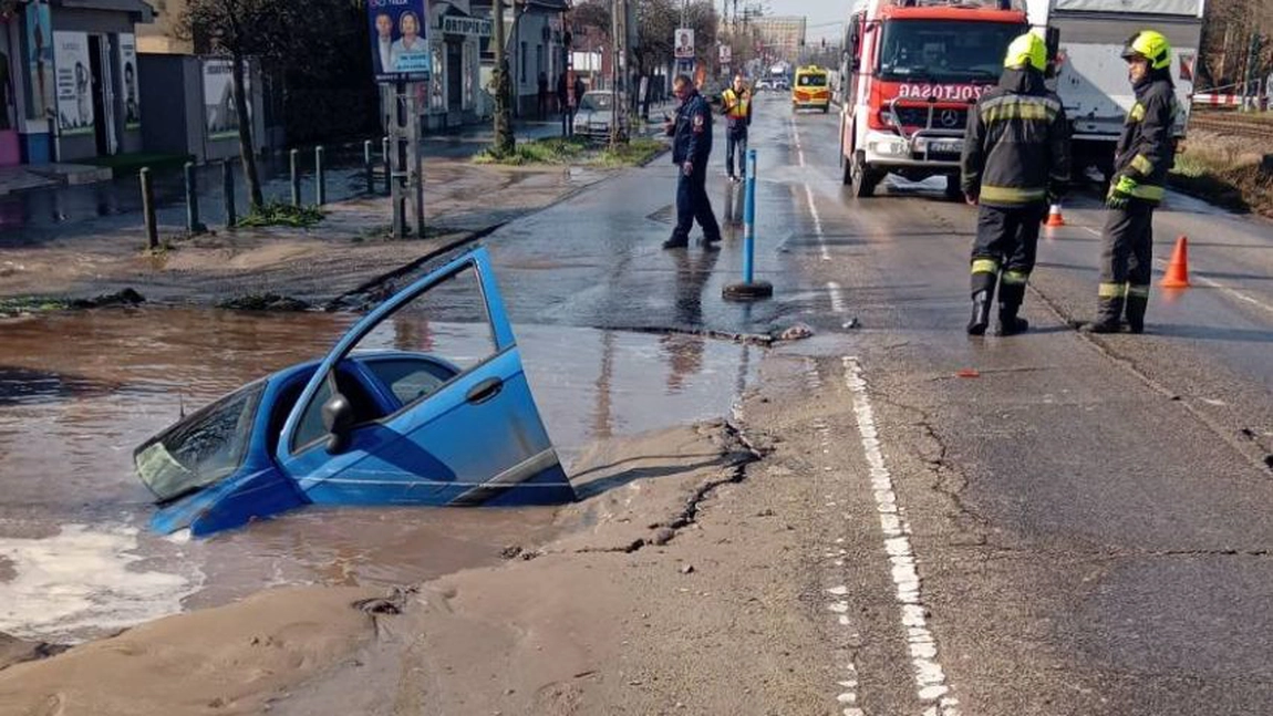 Moment șocant în Budapesta! O mașină a fost înghițită complet de asfalt după spargerea unei conducte