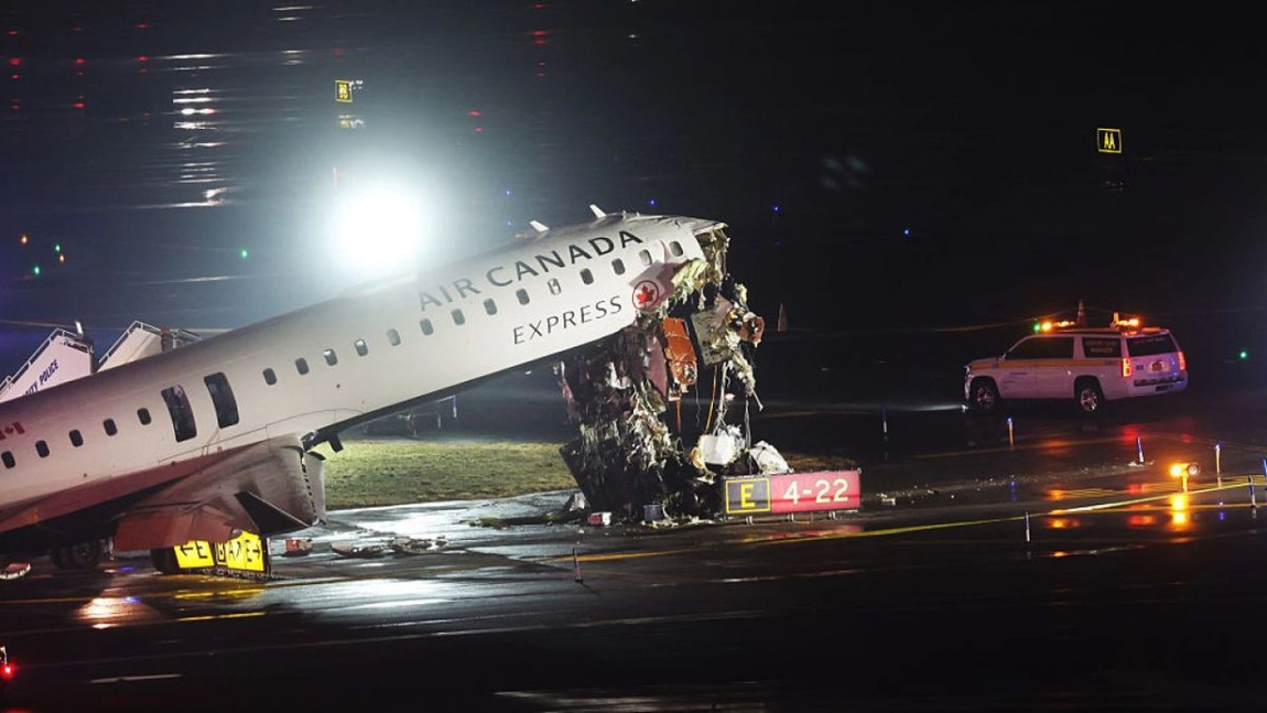Coliziune pe aeroportul LaGuardia din New York! Un avion cu aproape 100 de persoane la bord a lovit o mașină de pompieri