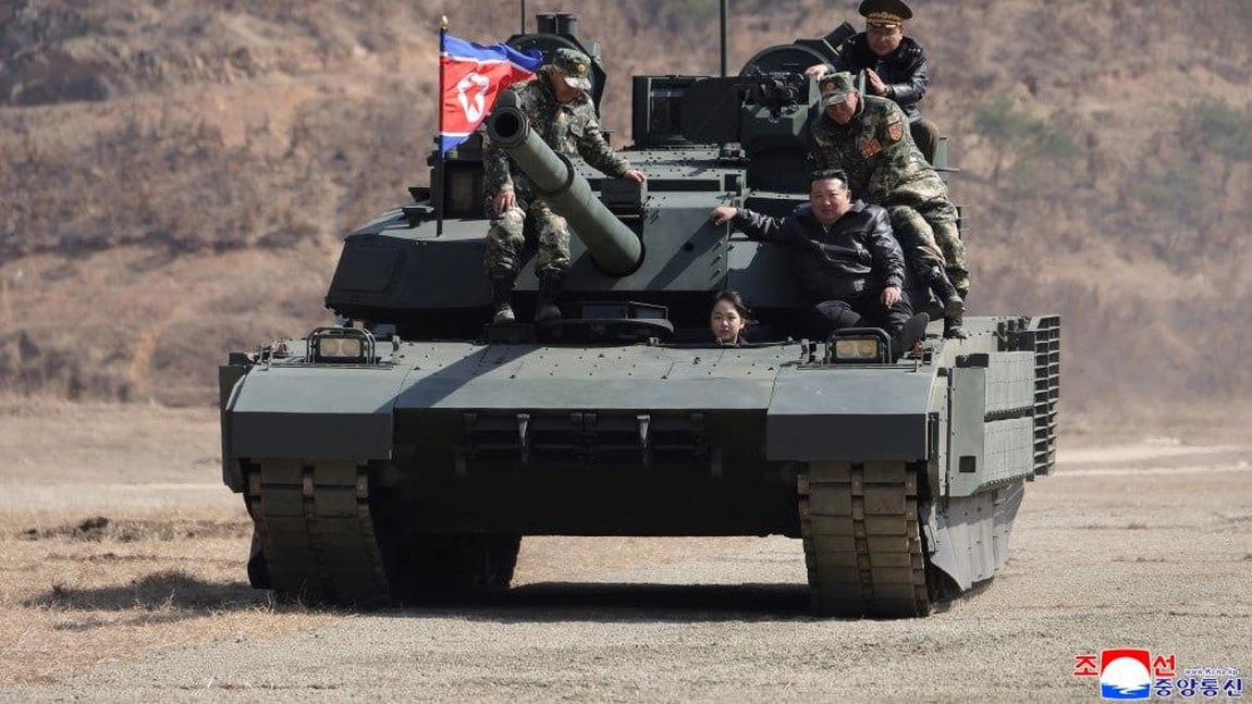 Fiica lui Kim Jong Un conduce un tanc alături de tatăl ei în exerciții militare