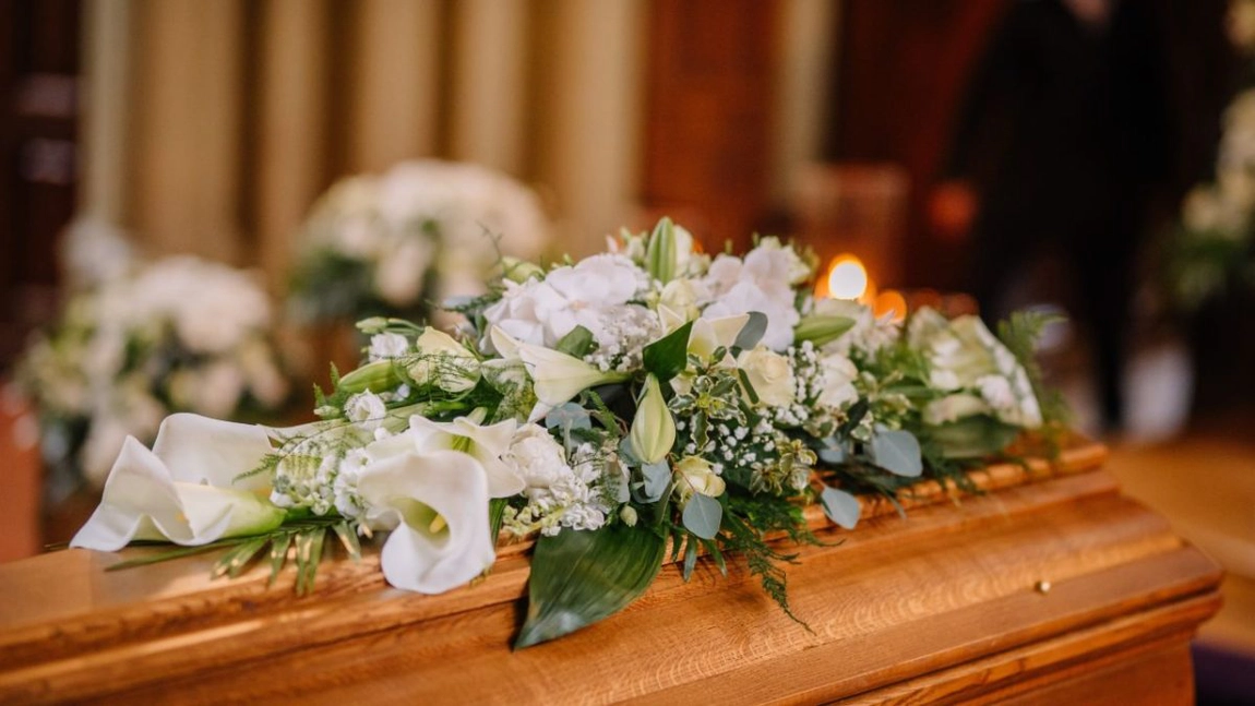 Înmormântările vor fi mai scumpe. Serviciile funerare își vor majora prețurile dacă ajutorul de deces va crește