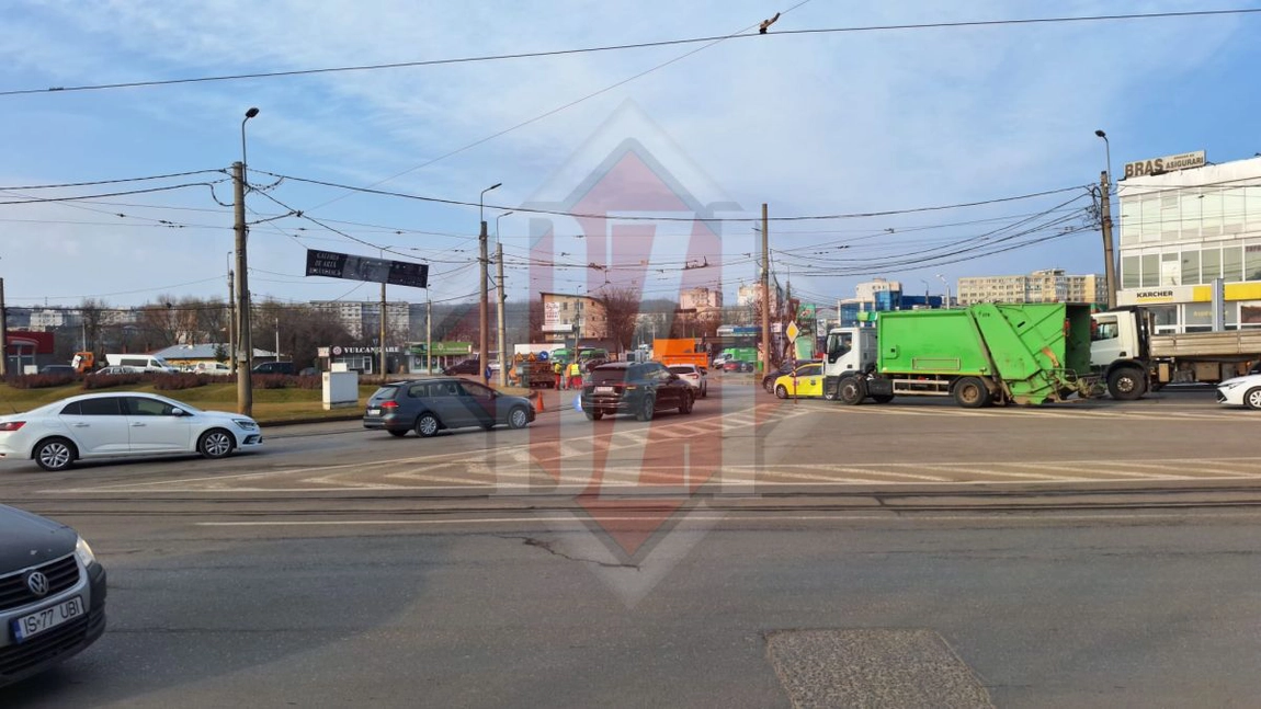 Trafic îngreunat în rondul Podul de Piatră. O bandă este închisă pentru reparații - VIDEO