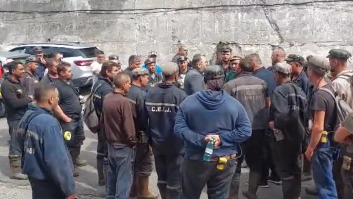 Protest violent la Piața Victoriei, bătaie între jandarmi și mineri: Persoane rănite, au intervenit salvatorii SMURD