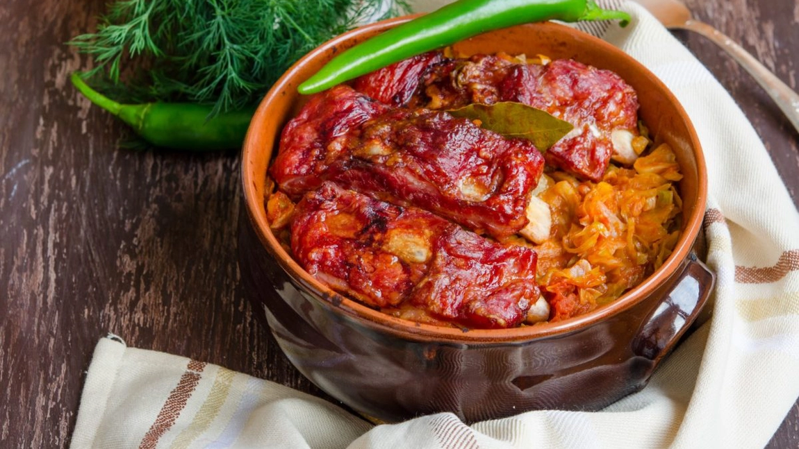 Varză călită cu afumătură la cuptor – Rețetă tradițională, simplă și delicioasă