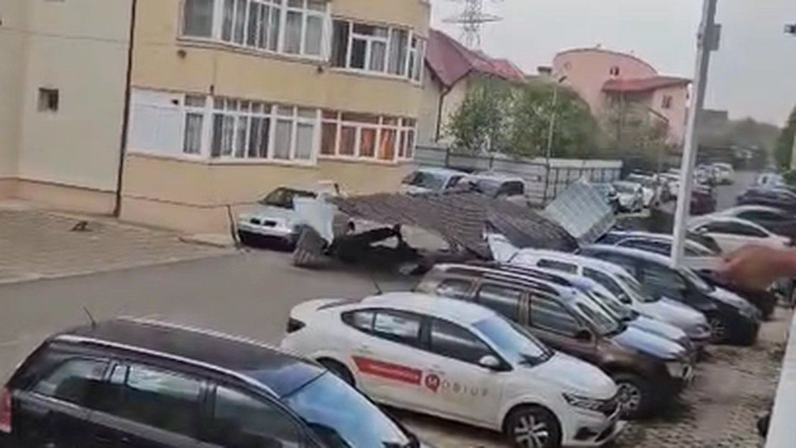 Acoperiș smuls de vânt în Valea Adâncă: rafalele puternice continuă să provoace pagube