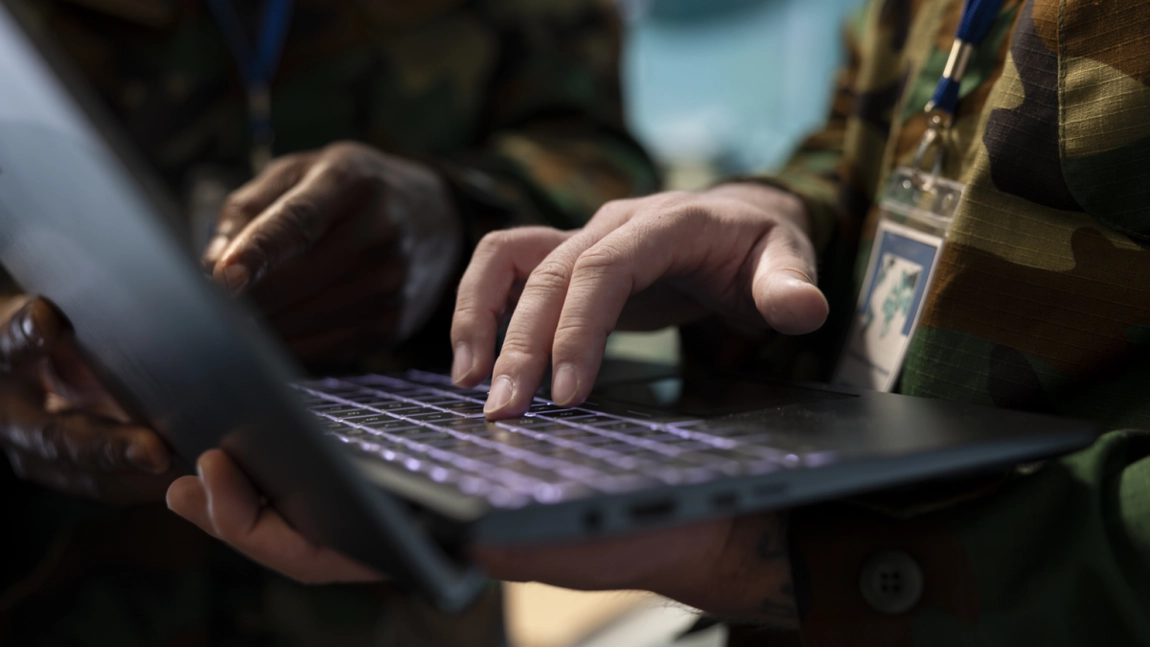 Hackerii ar fi vizat Armata României. Zeci de mailuri compromise în cadrul unui val de atacuri în Europa