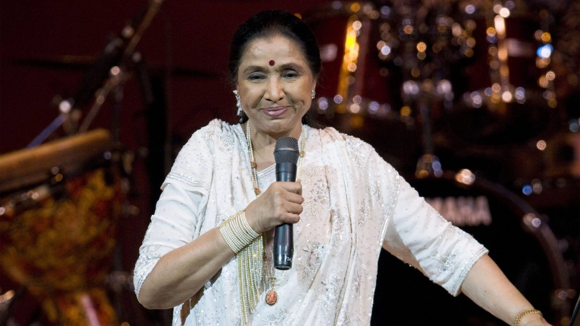 A murit Asha Bhosle, legendara cântăreață de la Bollywood! Regina de neegalat a cântecelor din filmele indiene avea 92 de ani!