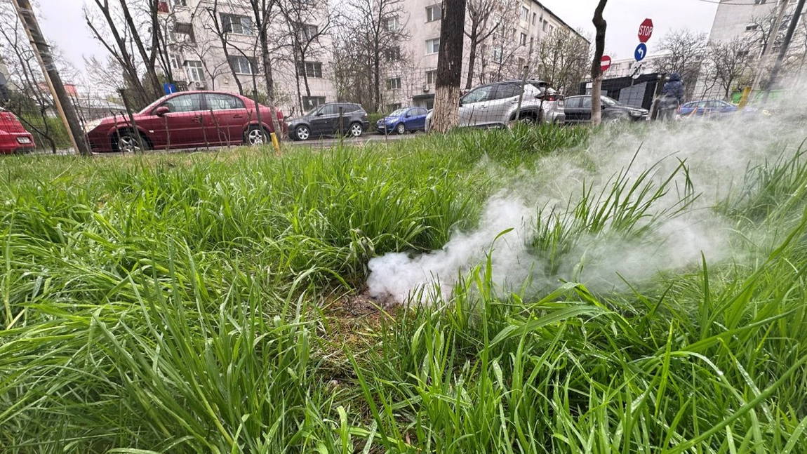 Situație stranie lângă un bloc din Iași! Locatarii s-au speriat când au văzut că ieșeau aburi din pământ