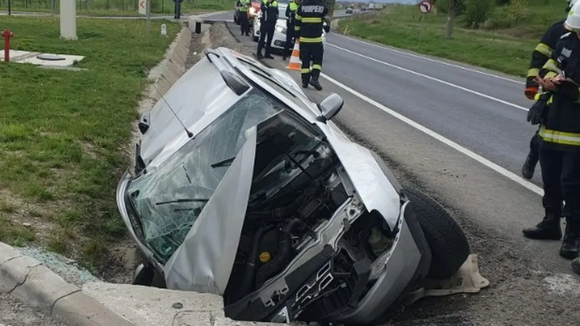 Accident pe DN 1 la ieșirea din Codlea spre Vlădeni. O mașină s-a răsturnat în șanț