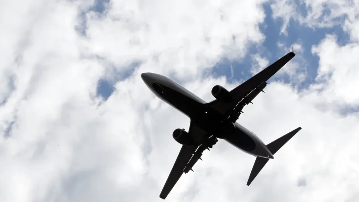 Un avion plecat din Rusia, aterizare de urgență la București