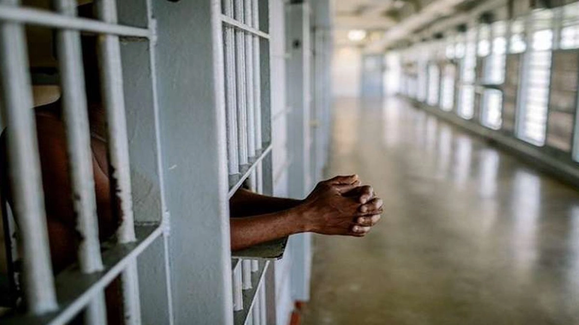 Comportament sfidător al unui inculpat în fața magistraților: „Fie că vreți sau nu, eu ies în 3 săptămâni!”