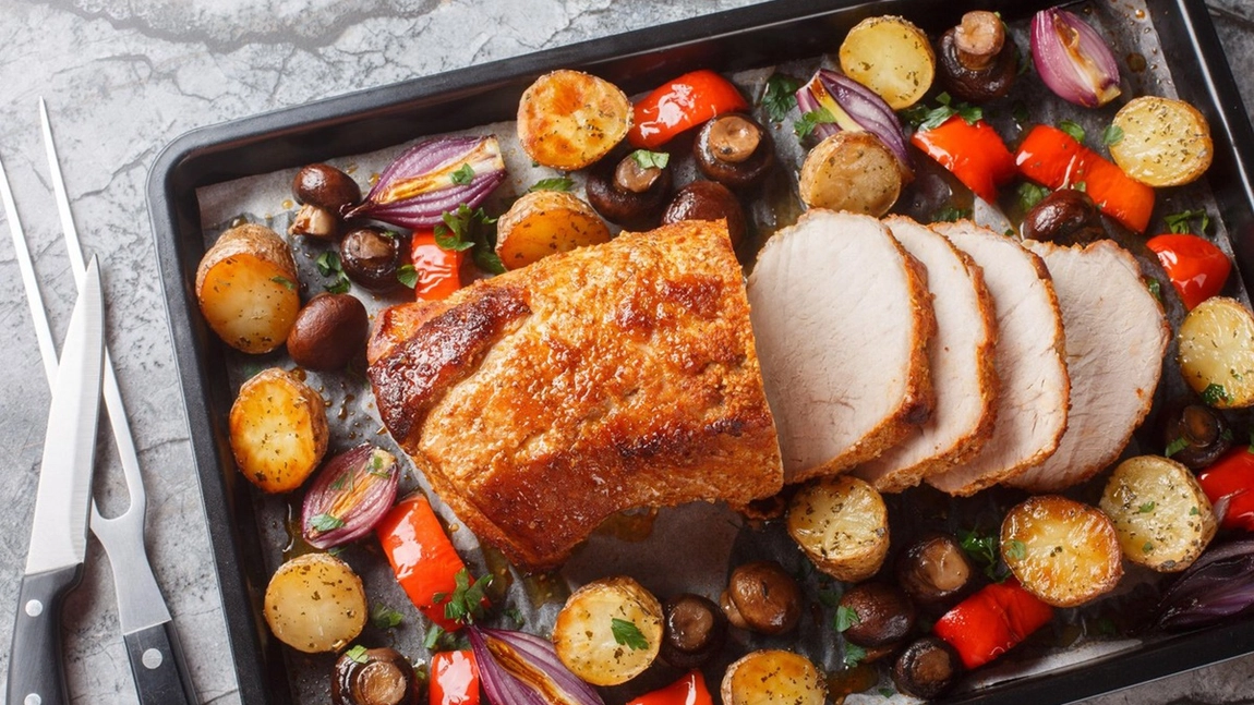 Cum să gătești cotletul de porc la cuptor, tăiat în felii. Află care este temperatura corectă de coacere!