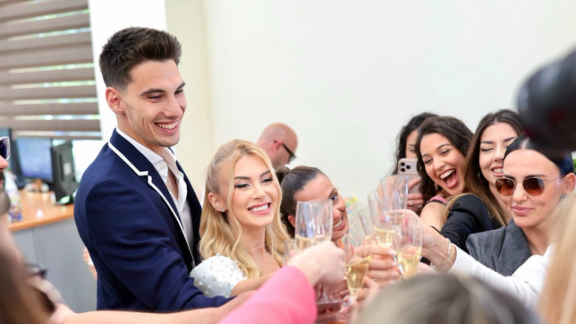 Lavinia Pîrva, prezență discretă la cununia civilă a Andreei Bălan și a lui Victor Cornea, la Primăria Voluntari