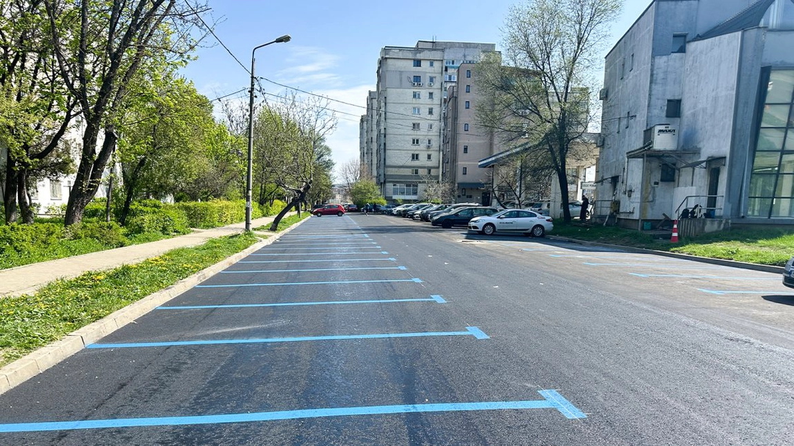 Revoltă într-un cartier din Iași! Primăria a amenajat locuri de parcare cu plată, unde sute de localnici își lăsau mașinile gratis