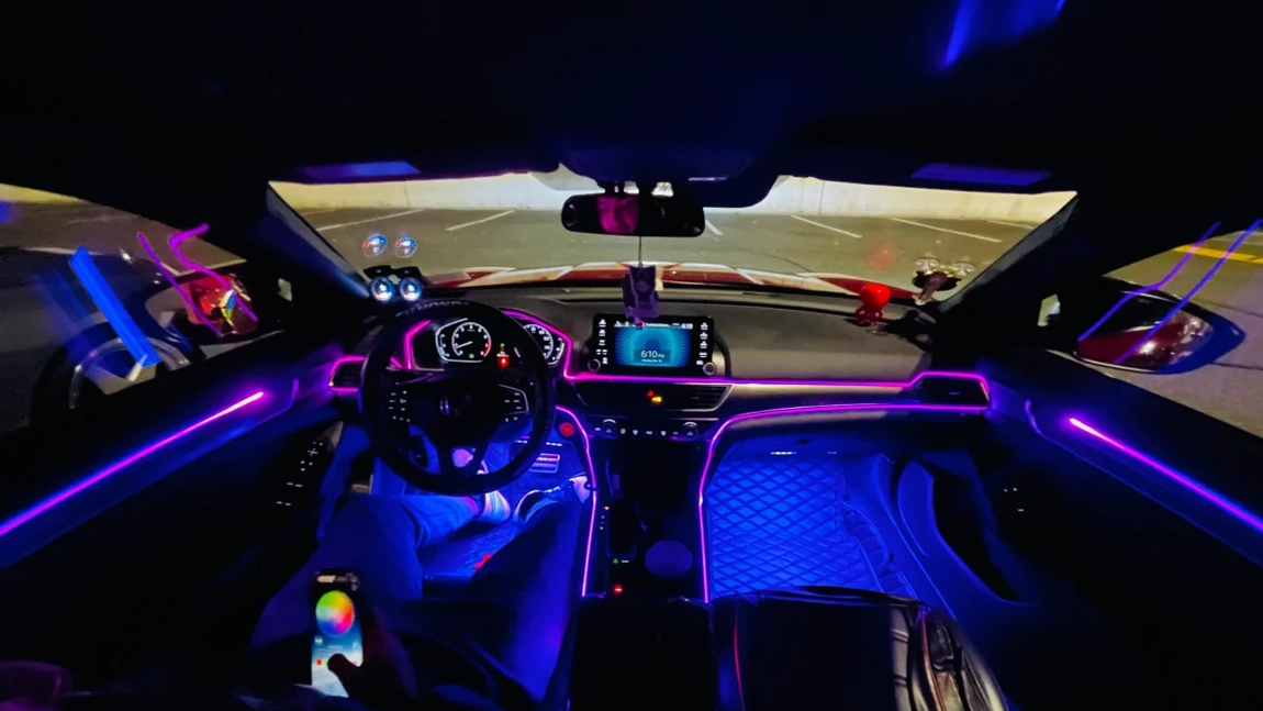 Folosirea de lumini ambientale auto. Iată de ce reguli trebuie să țină cont șoferii!