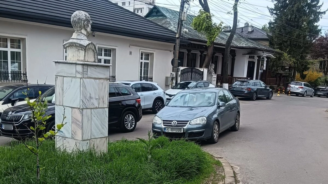 Amplasamentul unei statui din Iași este folosit ca parcare pentru mașini! Au fost făcute zeci de reclamații, însă problema persistă