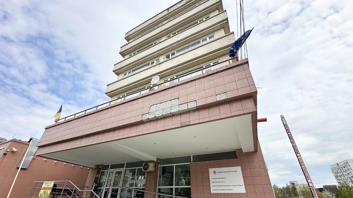 Tencuială ruptă, pereți murdari și cartoane în loc de geamuri, într-o clădire-simbol din Iași! „Piramida lui Dubeț” este neglijată de autorități de mulți ani