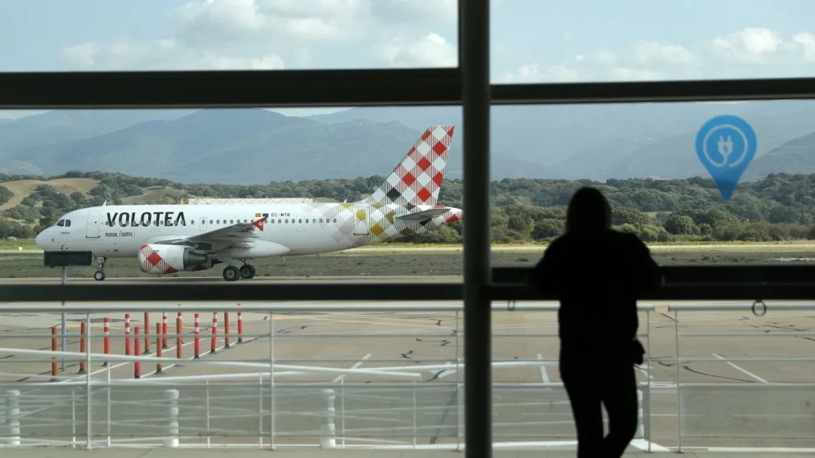 Șoc în aviație! Companie low-cost cere bani în plus după achiziția biletelor: pasagerii, obligați să plătească sau nu mai urcă în avion