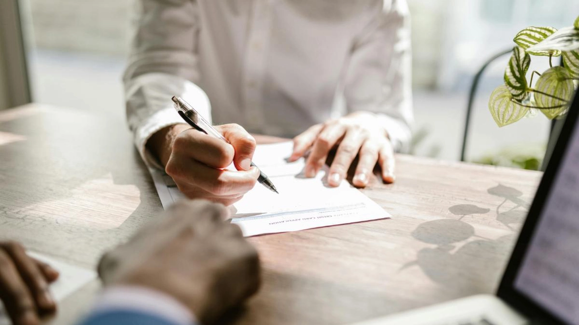 Cum poți verifica starea unei firme cu ajutorul Registrului Comerțului? Iată care este importanța monitorizării contante pentru siguranța plăților și a livrărilor!