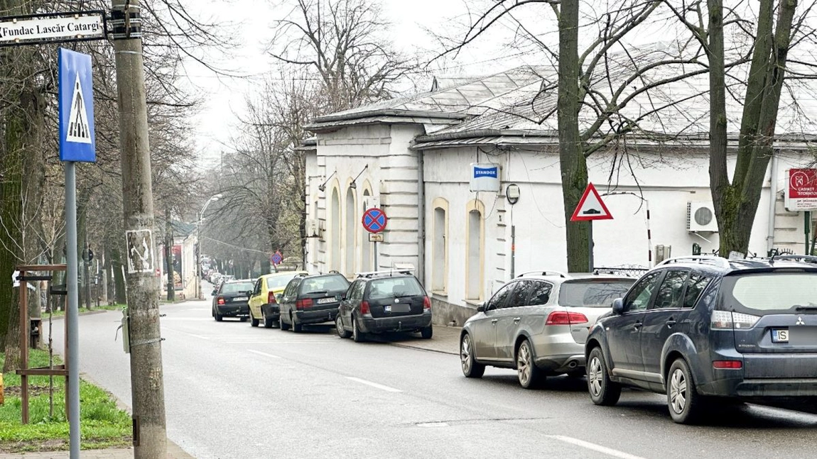 Strada din Iași unde, zilnic, o bandă de mers este blocată. Localnicii au făcut sute de sesizări, deoarece nu mai pot ieși din curte cu mașina