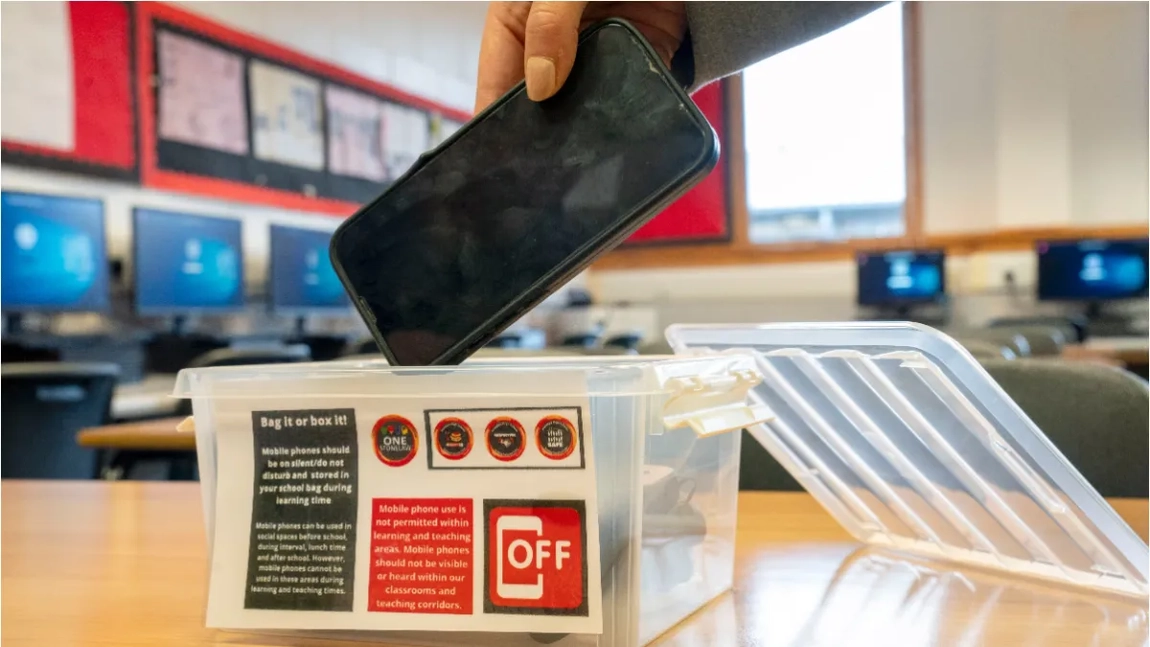 Telefoanele mobile, interzise la liceu? Noua lege lasă decizia în mâna directorilor