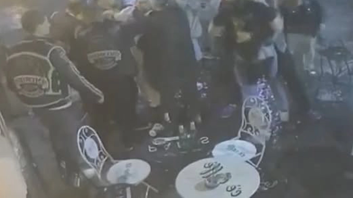 Haos și arestări în Centrul Vechi din București înaintea concertului Max Korzh: jandarmii au intervenit pentru aplanarea unui conflict