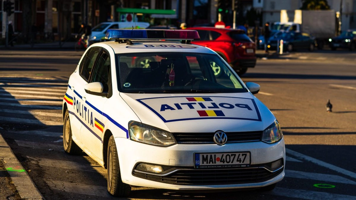 Teroare pe o stradă din Bacău: tânăr legat de un indicator rutier și bătut aproape o oră. Patru agresori, reținuți