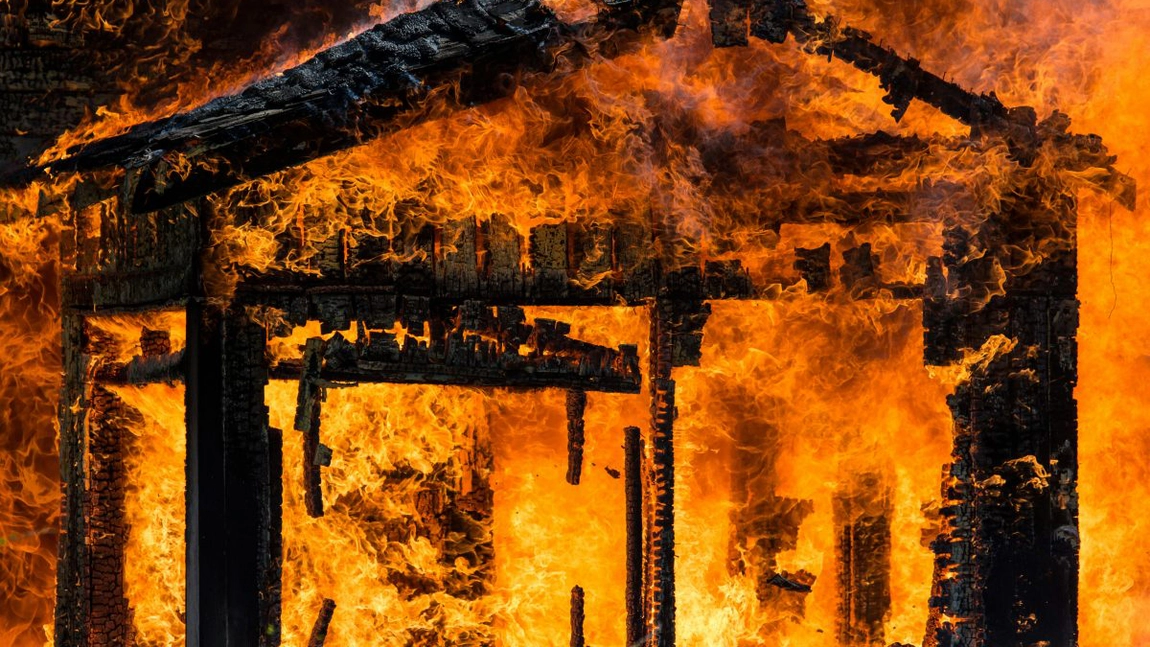 Ce înseamnă când visezi că îți arde casa părintească – semnificațiile ascunse ale acestui vis și ce mesaj transmite subconștientul tău