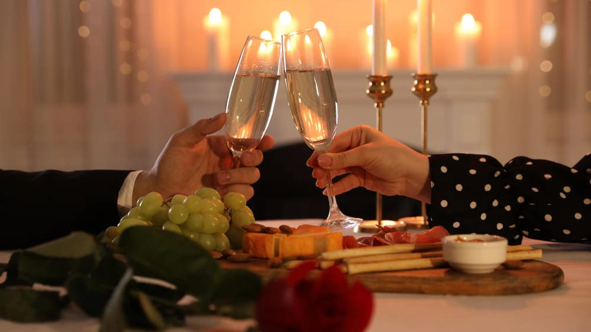 Vrei o cină romantică acasă? Iată cum poți organiza în câțiva pași simpli o surpriză de neuitat!