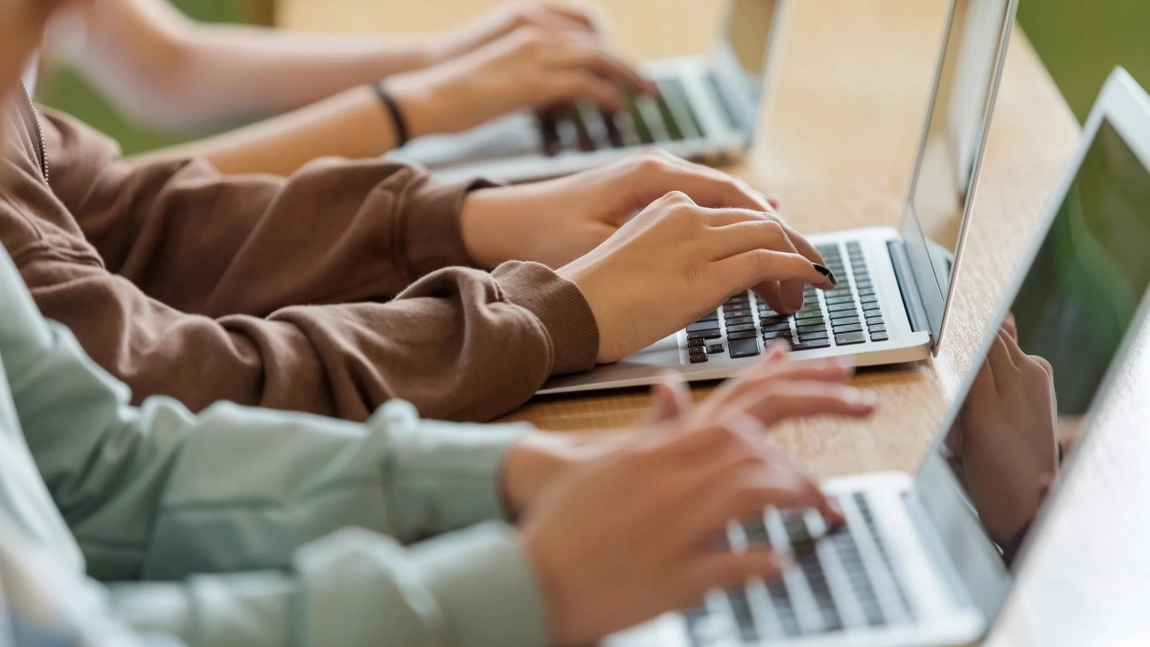 Inteligența artificială a devenit „colegul” de sesiune al studenților. Cum folosesc tinerii instrumentele AI pentru examene și proiecte