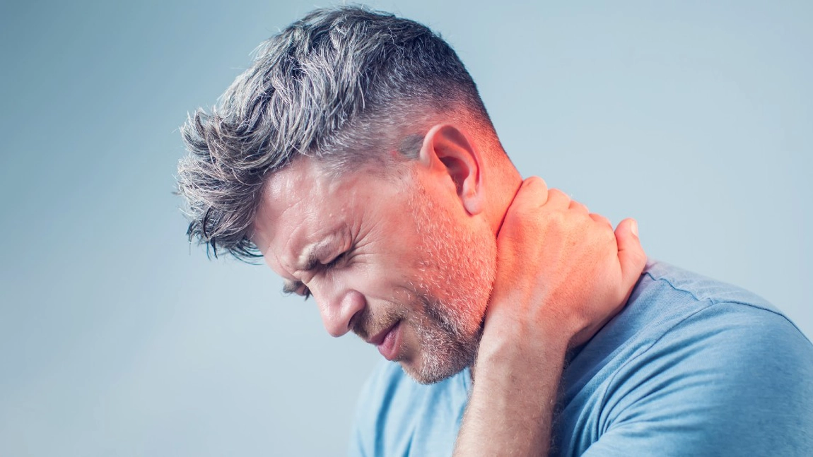 Care sunt simptomele la spondiloza cervicală? Iată când se recomandă intervenția chirurgicală!