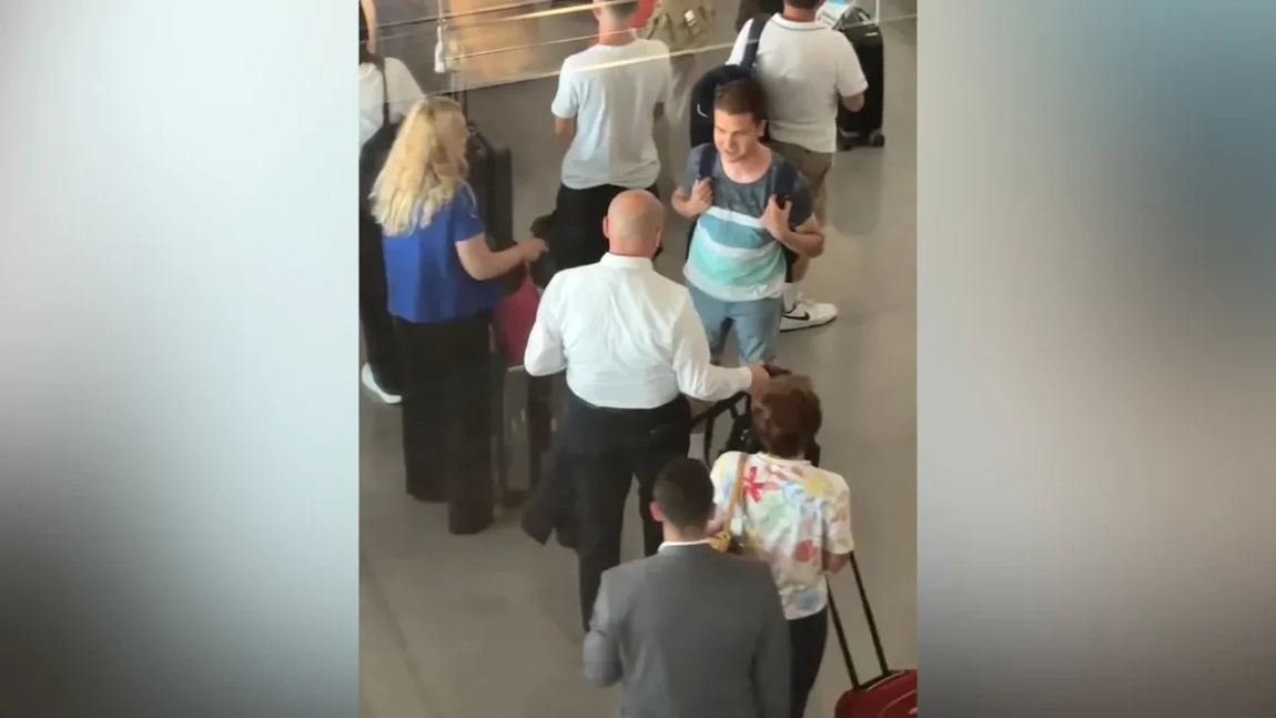 Ilie Bolojan, surprins pe Aeroportul Oradea. Ce a făcut premierul interimar la coada de îmbarcare spre București