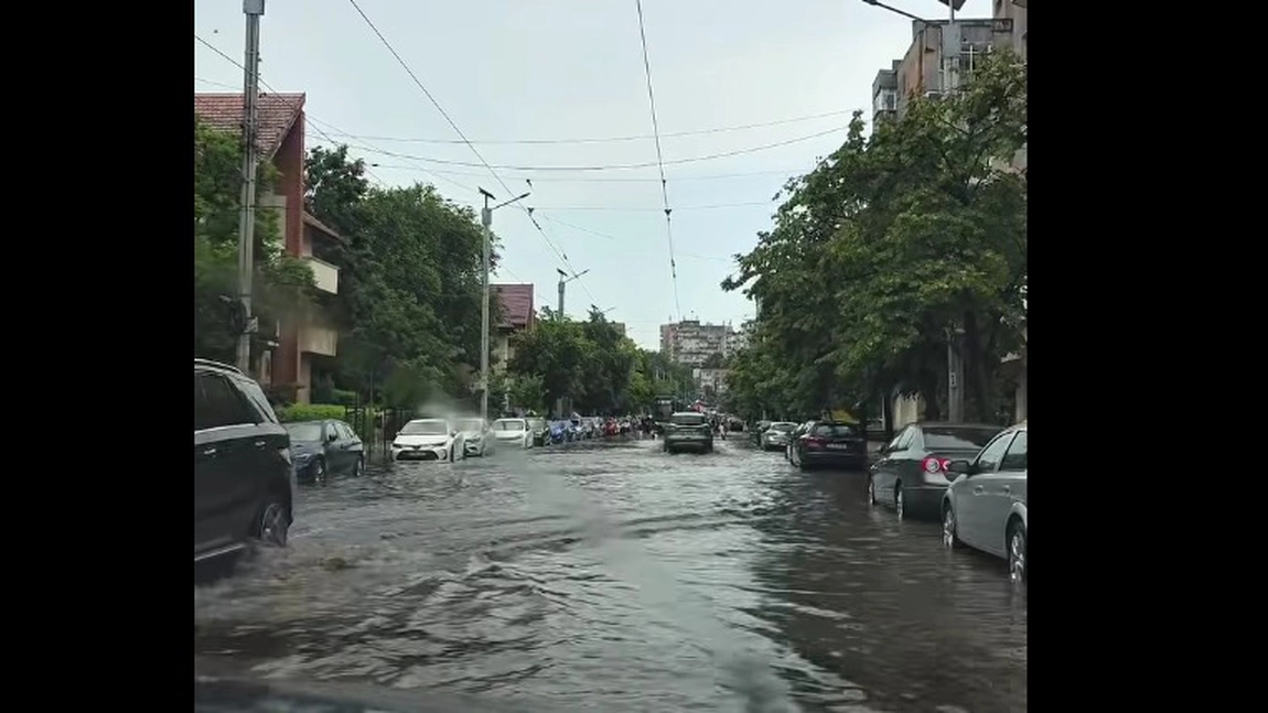 Ploaie torențială la Iași astăzi. Străzi inundate, trafic dat peste cap