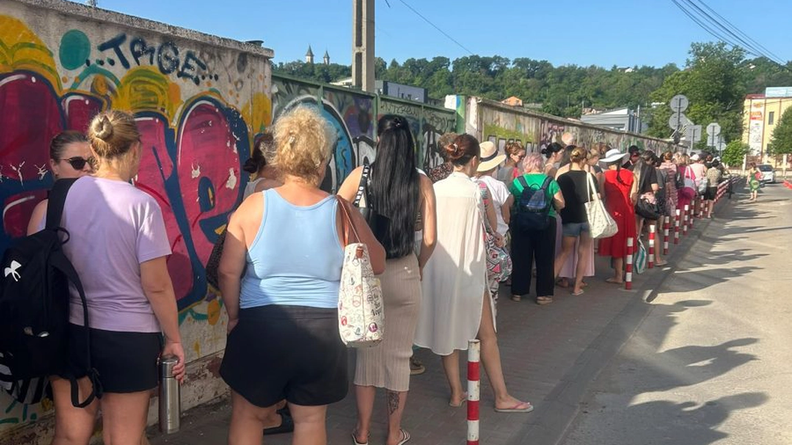 Canicula a adus ieșenii la plajă. Zeci de persoane au venit la Purcica pentru relaxare