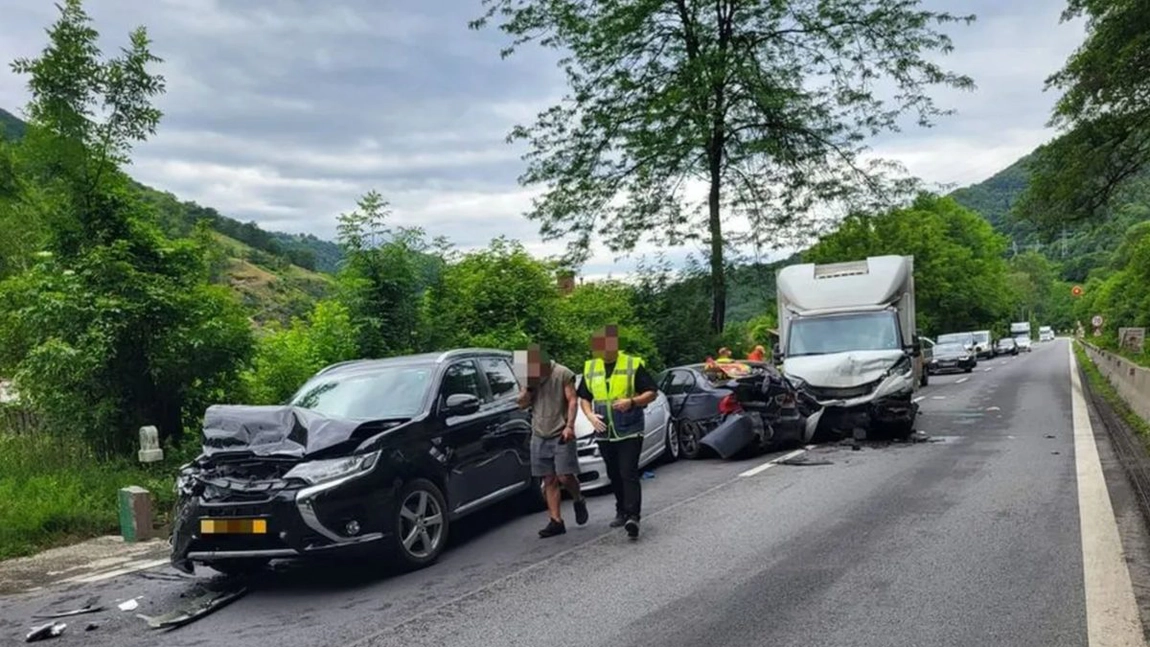 Accident cu cinci mașini pe Valea Oltului. Traficul, blocat ore întregi în județul Vâlcea