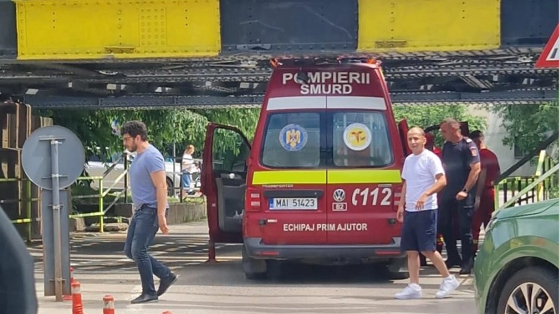 O ambulanță SMURD a rămas blocată în pasajul Galata din Iași
